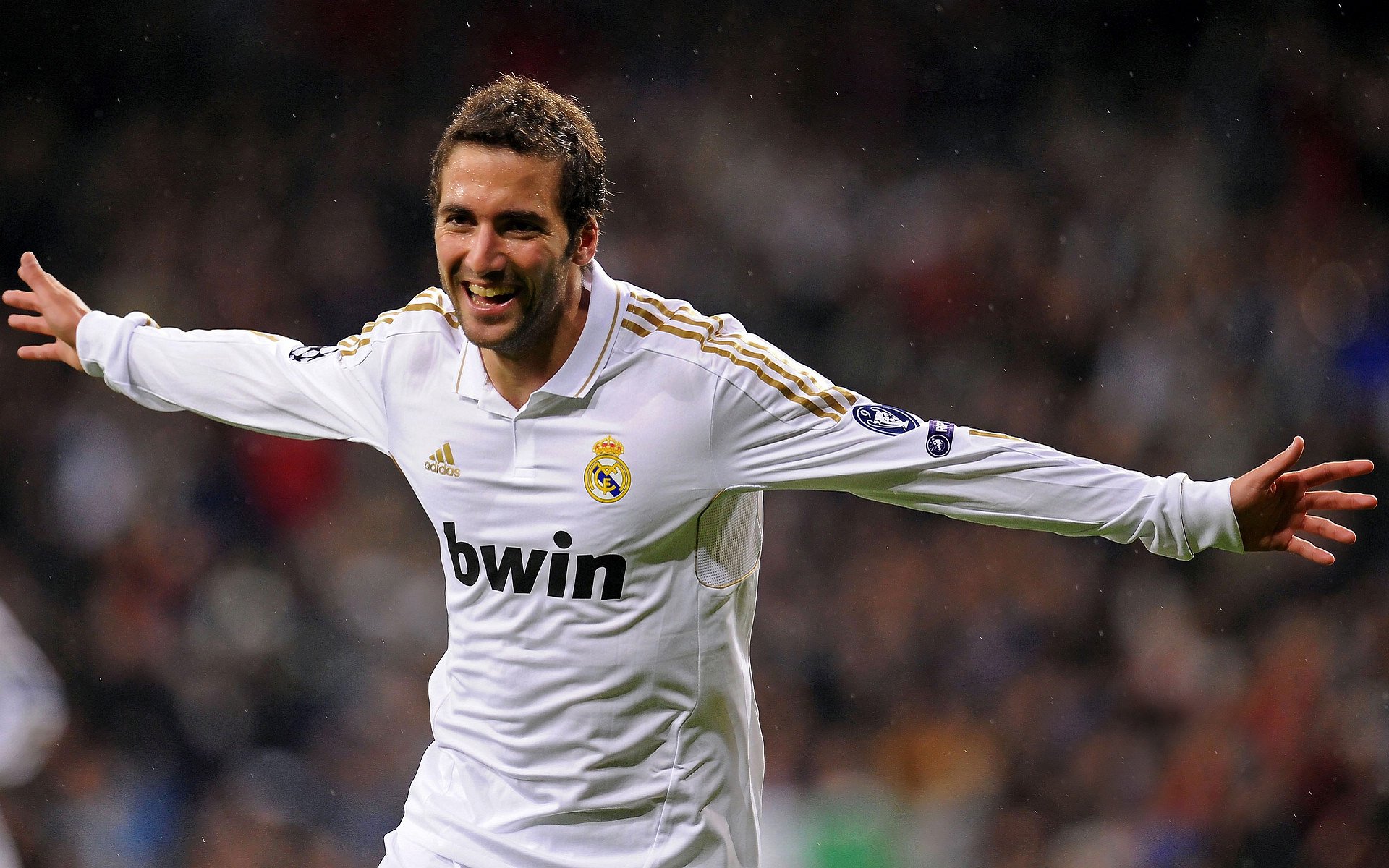 星空体育平台安全-伊朗队后卫佩雷斯在巴黎奥运会上表现出色,伊朗足球运动员